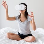 mujer tour virtual en un cuarto