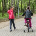 niñas ne ciclovía y parque