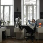 vacaciones o departamento oficina pensar joven llave
