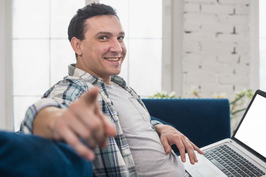 hombre-relajado-usando-laptop-en-casa